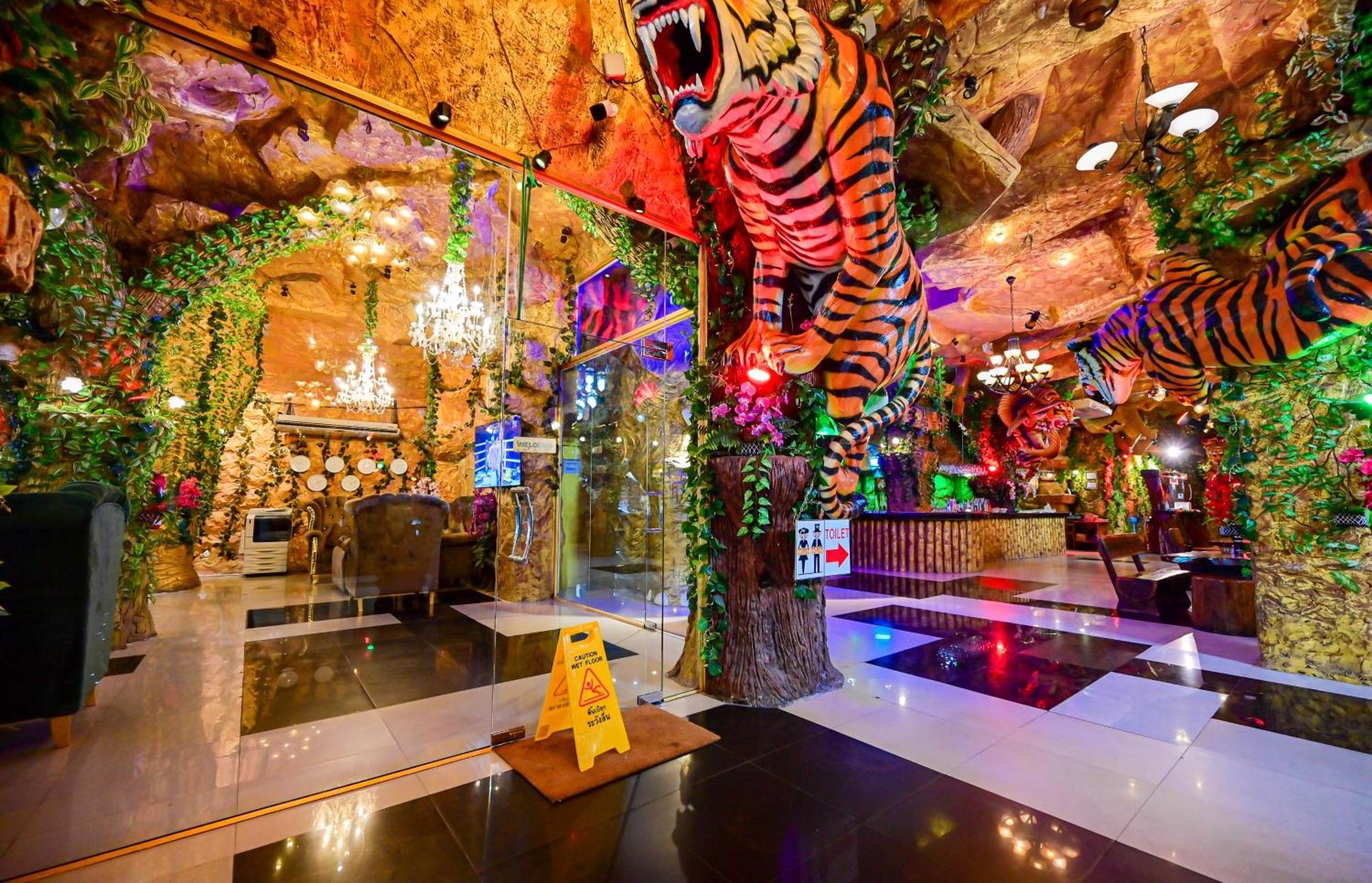 Tiger Complex Hotel Patong Exteriör bild
