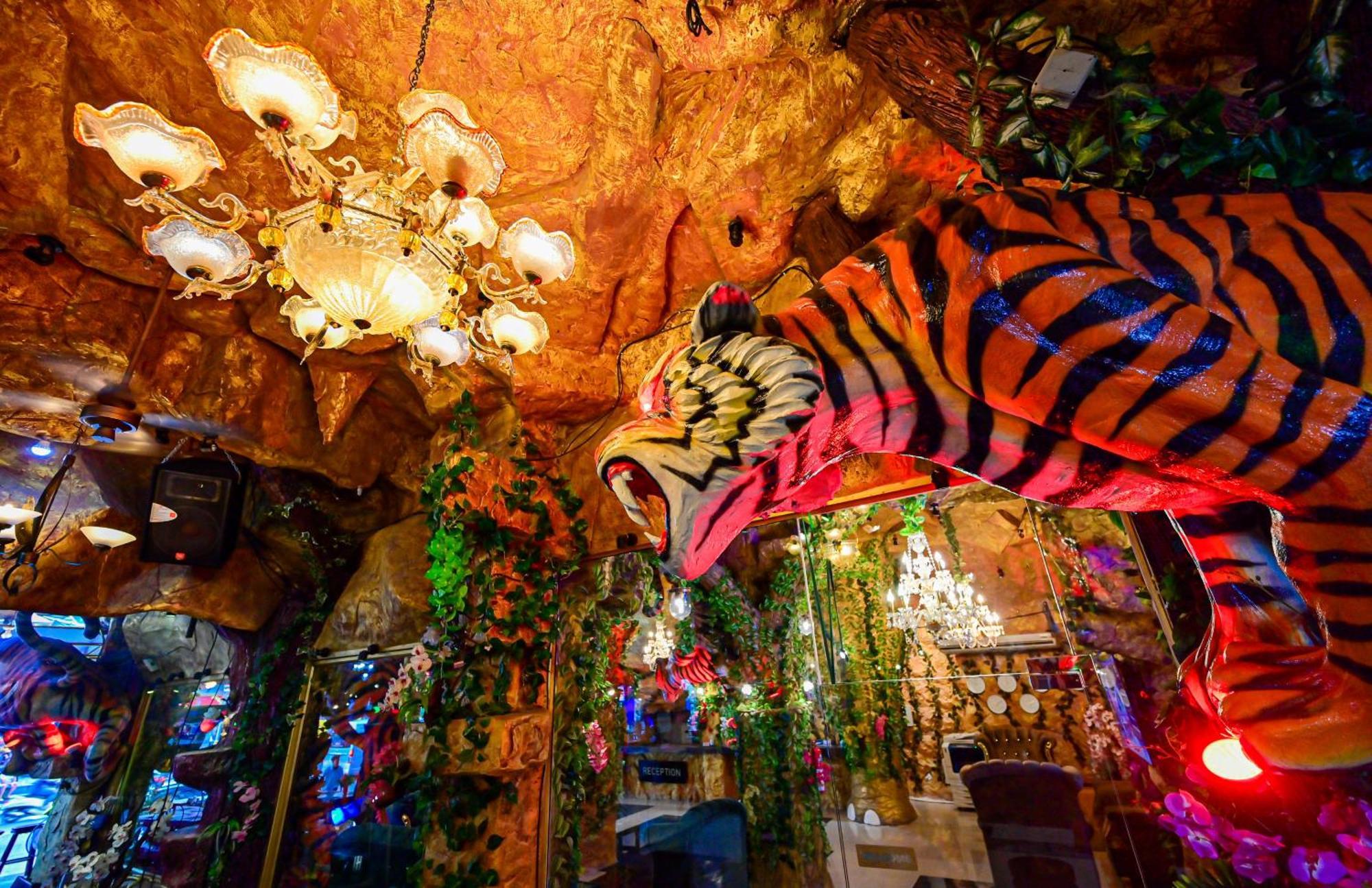 Tiger Complex Hotel Patong Exteriör bild