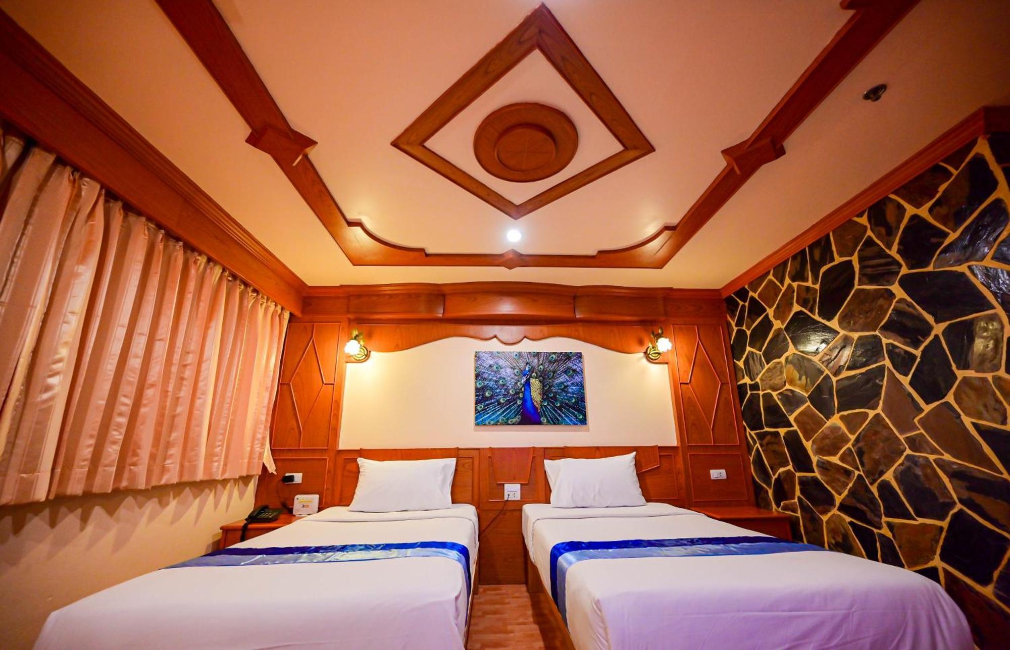 Tiger Complex Hotel Patong Exteriör bild
