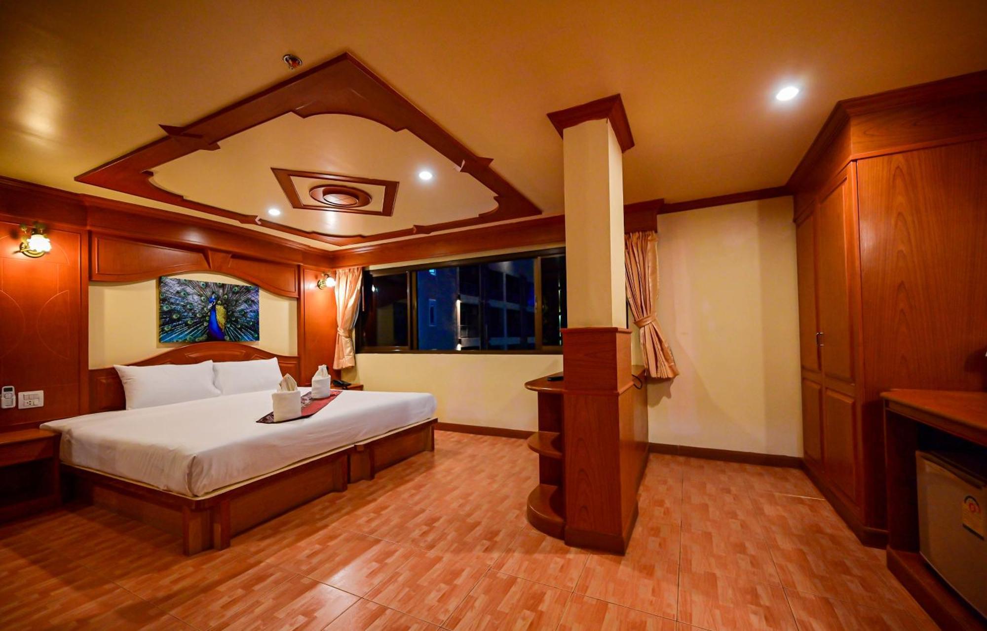Tiger Complex Hotel Patong Exteriör bild